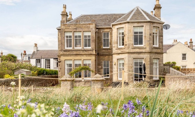 Earlsferry Cottage | Ruddon Grange: Inviting Coastal Retreat for 8 Guests