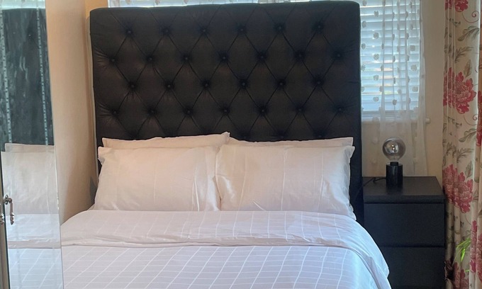 Cray Valley West Apartment | Rudor Lodge-Bedroom & Lodge-just 25mins on train to London Victoria station