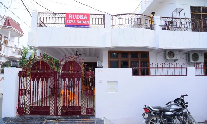 Indira Nagar Apartment | Cozy Rudra Villa Guest House with Kitchen & Breakfast