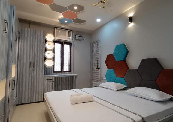 Varanasi House | Top-Rated Rudraksha Inn: Family-Friendly with Great Amenities