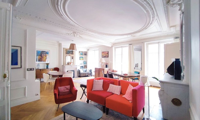 Faubourg-du-Roule Apartment | Discover Rue de Berri: Top-Rated Paris Stay with Spa