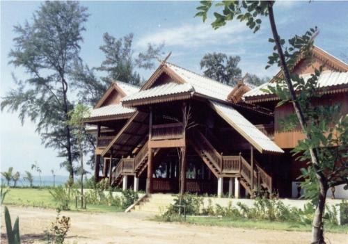 Chakphong Resort | Beachfront Ruen Thai Rim Haad with Ocean Views & Restaurant