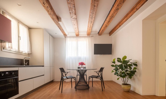 Santa Croce Apartment | Ruga Bella Bridge View Apartment: Guest Rated 10/10 Stay
