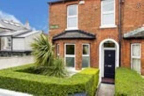 Ranelagh House | Rugby Lodge: Family-Friendly Retreat with Breakfast Included