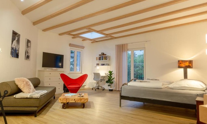 Suedost Apartment | Relaxing Retreat: Pet-Friendly Oasis with Full Amenities