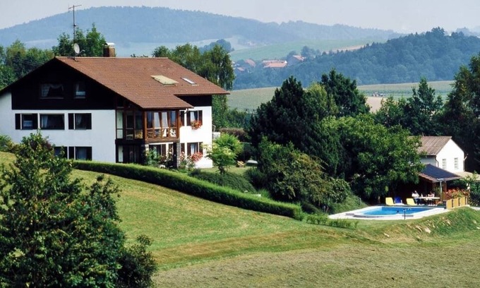 Ebersdorf Apartment | Ruhig gelegene Ferienwohnung mit beheiztem Pool