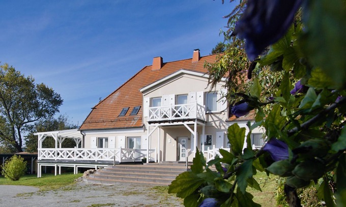 Bergen auf Ruegen Apartment | Tranquil Retreat in the Heart of Rügen - Gutshaus Silvitz