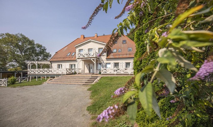 Bergen auf Ruegen Apartment | Idyllic Getaway Near the Beach at Gutshaus Silvitz