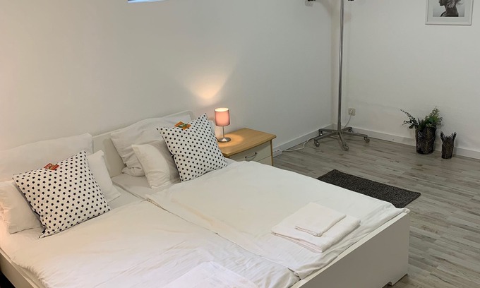 Langenfeld Apartment | Tranquil Double Room in Prime Location with Parking