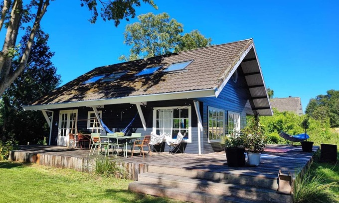 Vinkeveen House | Relaxing Holiday Home with Large Garden near Amsterdam