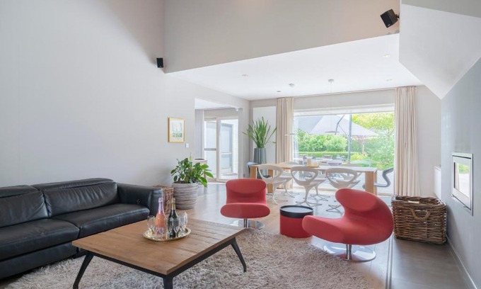 Kuringen House | Spacious Home with Large Enclosed Garden for Your Family