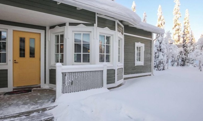 Rukatunturi House | Beautiful Rukan Taikavuosselin Helmi 8a with Lake View