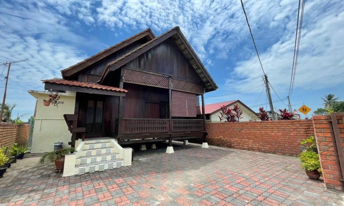 Pernu House | Highly Rated Rumah Rehat Anjung Melayu for Families