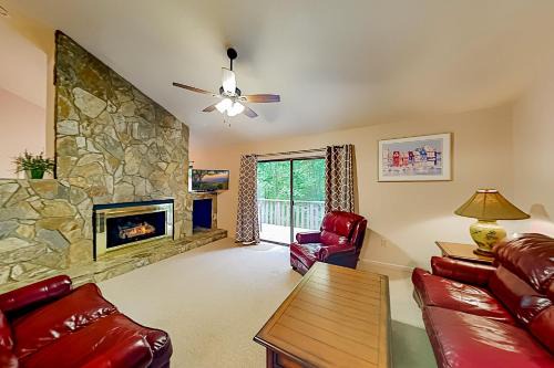 Lake Lure Apartment | Rumbling Bald Resort Unit 2004: Ocean View & Private Beach