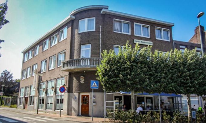 Brunssum Hotel | Pet-Friendly Rumpenerhof: A Family Retreat with Pool & Dining