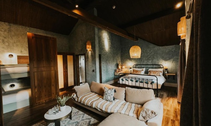 Barnard Castle Hotel | Experience Runa Farm: Pet-Friendly Retreat with Hot Tub