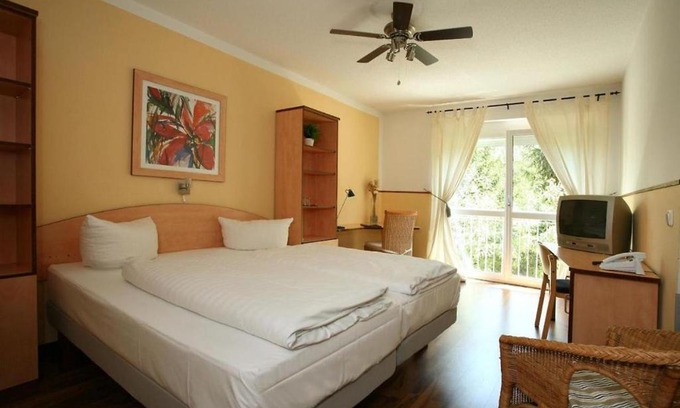 Hallbergmoos Apartment | Runa's Aparthotel: Family and Pet-Friendly Retreat