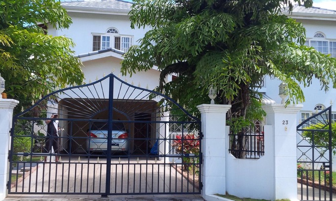 Runaway Bay Villa | Inviting Runaway Bay Villa with Pool for Your Getaway