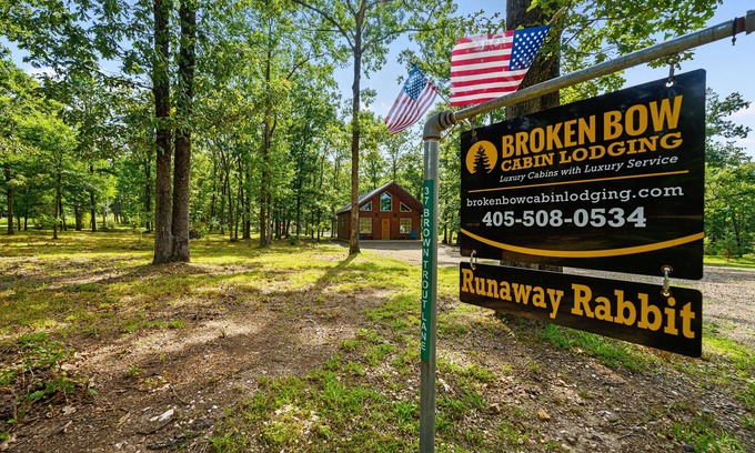 Hochatown Cabin | Runaway Rabbit: Cozy 1BR Retreat with Spa & Hot Tub