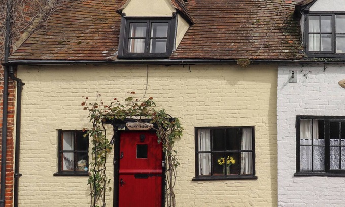 Tewkesbury Cottage | Pet-Friendly RUNNYMEDE: Character Cottage in Tewkesbury