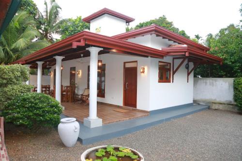 Hettimulla Villa | Rupa Villa: Oceanfront Oasis with Perfect 10 Guest Rating