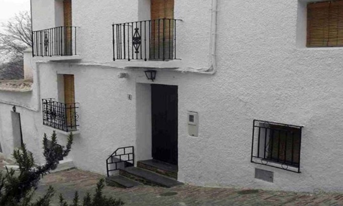 Bubion Cottage | Cozy Rural Retreat El Romero with Spa & Breakfast for 6