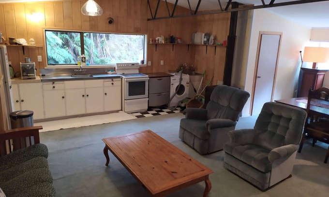 Horokiwi Cottage | Cozy Rural Bach in the Heart of the Capital