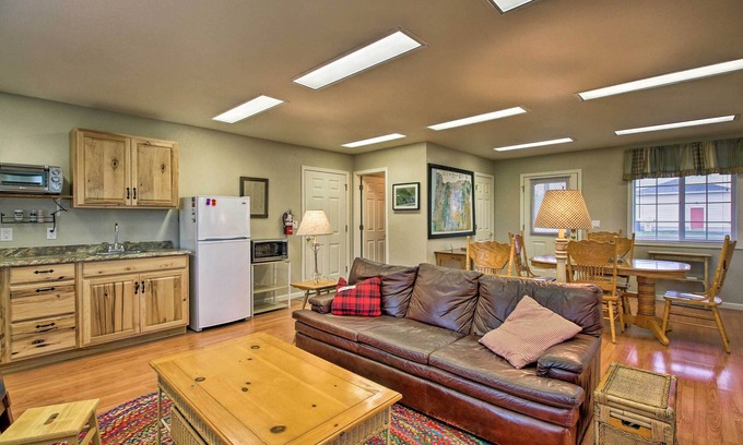 Harrisburg Cottage | Idyllic Rural Cottage 20 Min to Eugene with Mt Tom Views