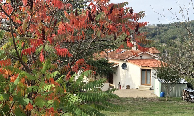 Auzits Cottage | Inviting Cottage Retreat Near Château de Bourazel