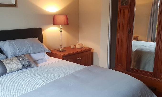 Parkvale Cottage | Idyllic Cottage Stay in Havelock North with Scenic Views