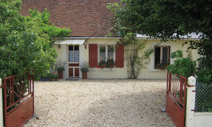Villiers Cottage | Tranquil Rural Cottage with Scenic Field Views & Pool