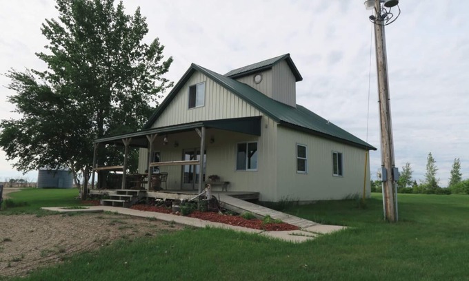 Bottineau House | Pet-Friendly Rural Escape at Homestead Lodge - Rated 9.8