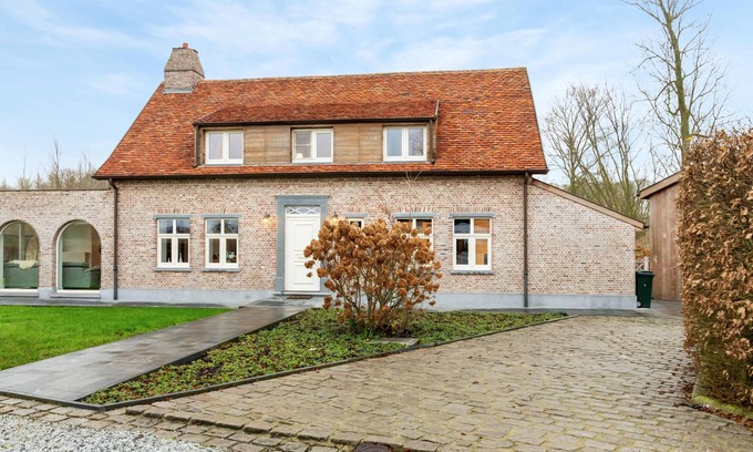 Roborst House | Idyllic Rural Retreat with Kitchen and Breakfast Options