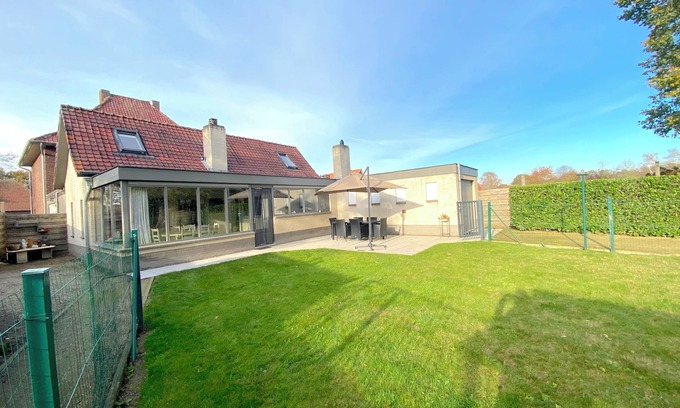 Grote-Brogel House | Idyllic Rural Retreat with Expansive Garden and Amenities