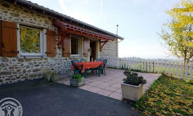 Saint-Heand Cottage | Gite Saint-Héand: Cozy Retreat with Spa and Kitchen