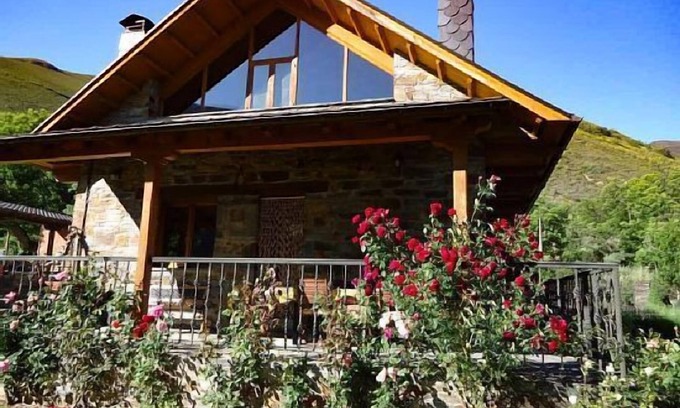 Burbia Cottage | Inviting Retreat El Salgueiro: Spa & Family-Friendly Stay