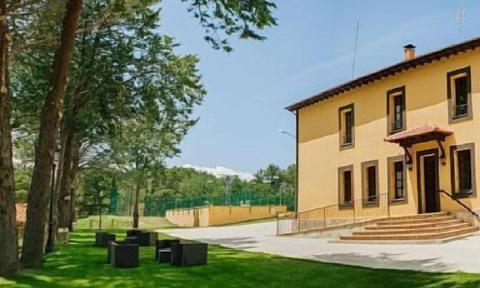 Hontoria del Pinar Cottage | Idyllic Centro Río Lobos Rural House with Pool for 4 Guests
