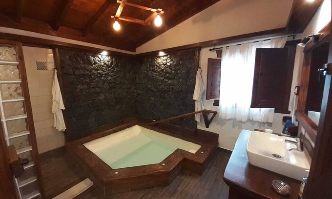 Icod de los Vinos House | Idyllic Rural House: Relaxation and Romance Awaits You