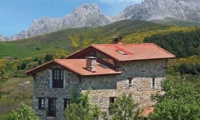 Santa Maria de Valdeon Cottage | Experience El Serenal: Perfect Retreat for 10 Guests