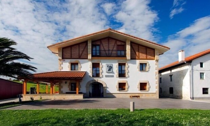 Zumaia Cottage | Endañeta Berri: Family Retreat with Oceanfront Views