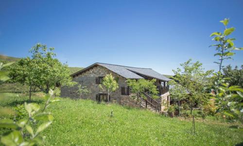 Carucedo House | Discover Rural Médulas: Pet-Friendly Retreats with Ocean Views