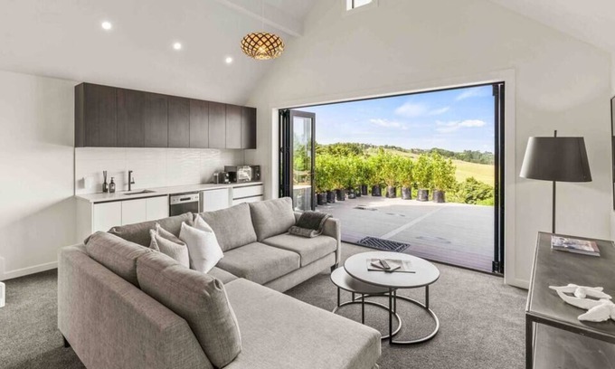 Mangawhai Villa | Rural Paradise with a glimpse of the Sea.