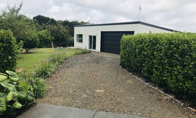 Rewa House | Idyllic Rural Retreat: 1-Bedroom Guesthouse with Kitchen