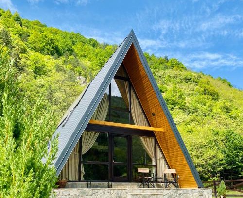 Gura Raului Ski Chalet | Idyllic Rural Retreat in Transylvania with Family-Friendly Amenities