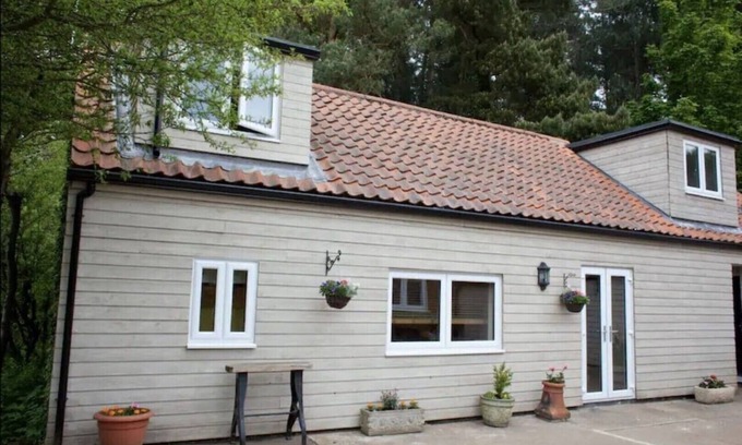 King's Lynn Cabin | Secluded Holiday Lodge Near Beaches and Sandringham