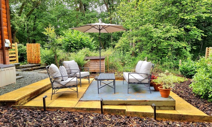 Dolgellau Cabin | Idyllic Snowdonia Lodge with Sauna, Log Burner & Pet Friendly