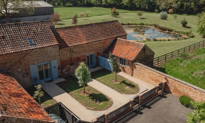 Ashby cum Fenby Cottage | Pet-Friendly Rural Barn Conversion with Lake View & Breakfast