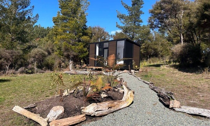 Golden Bay House | Cozy Ruru Tiny House Summa with Kitchen & Child-Friendly Amenities