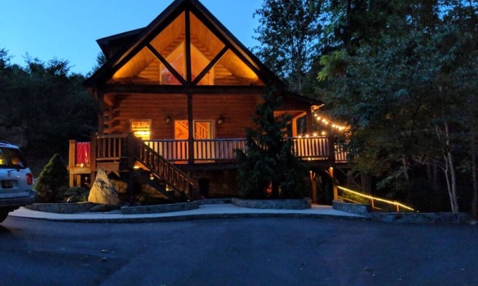 Maggie Valley Cabin | Inviting Rushing Bear Cabin: Family & Pet-Friendly Retreat