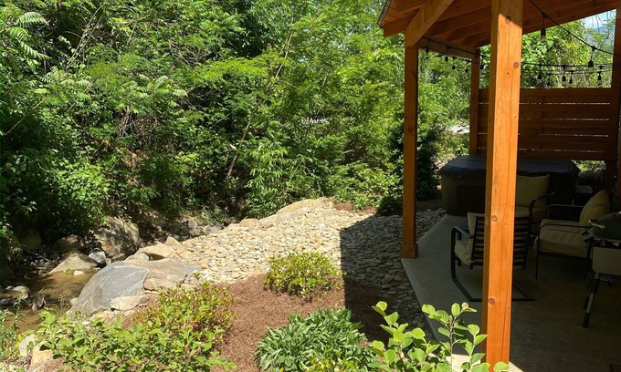 Gatlinburg House | Secluded Retreat with Hot Tub & Early Check-In Near Dtown